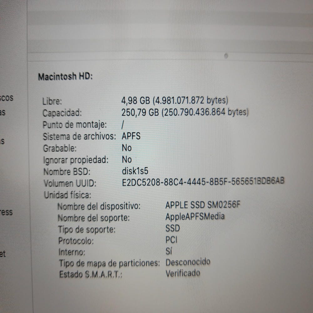 MacBook Pro A1398 con disco SSD original de 256 GB prácticamente lleno