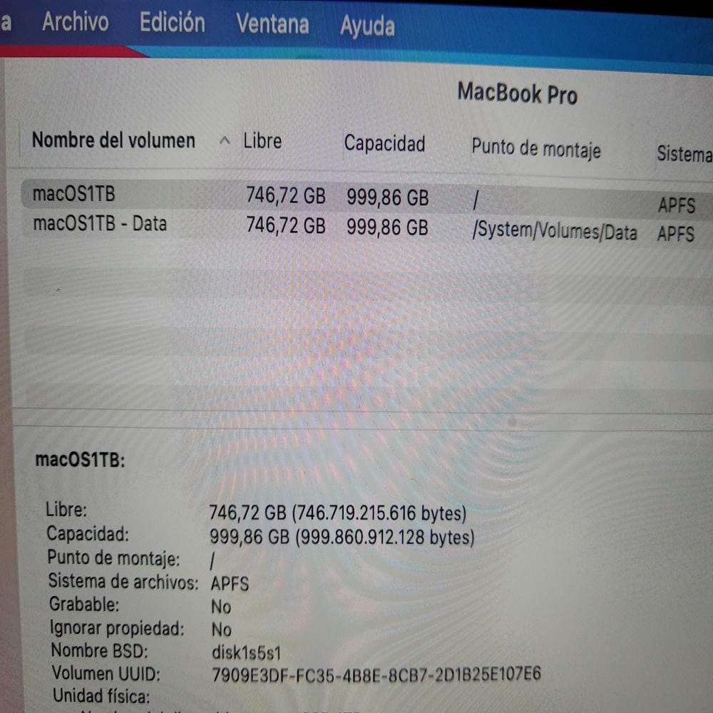 Interior del MacBook Pro A1398 con SSD de 1 TB instalado