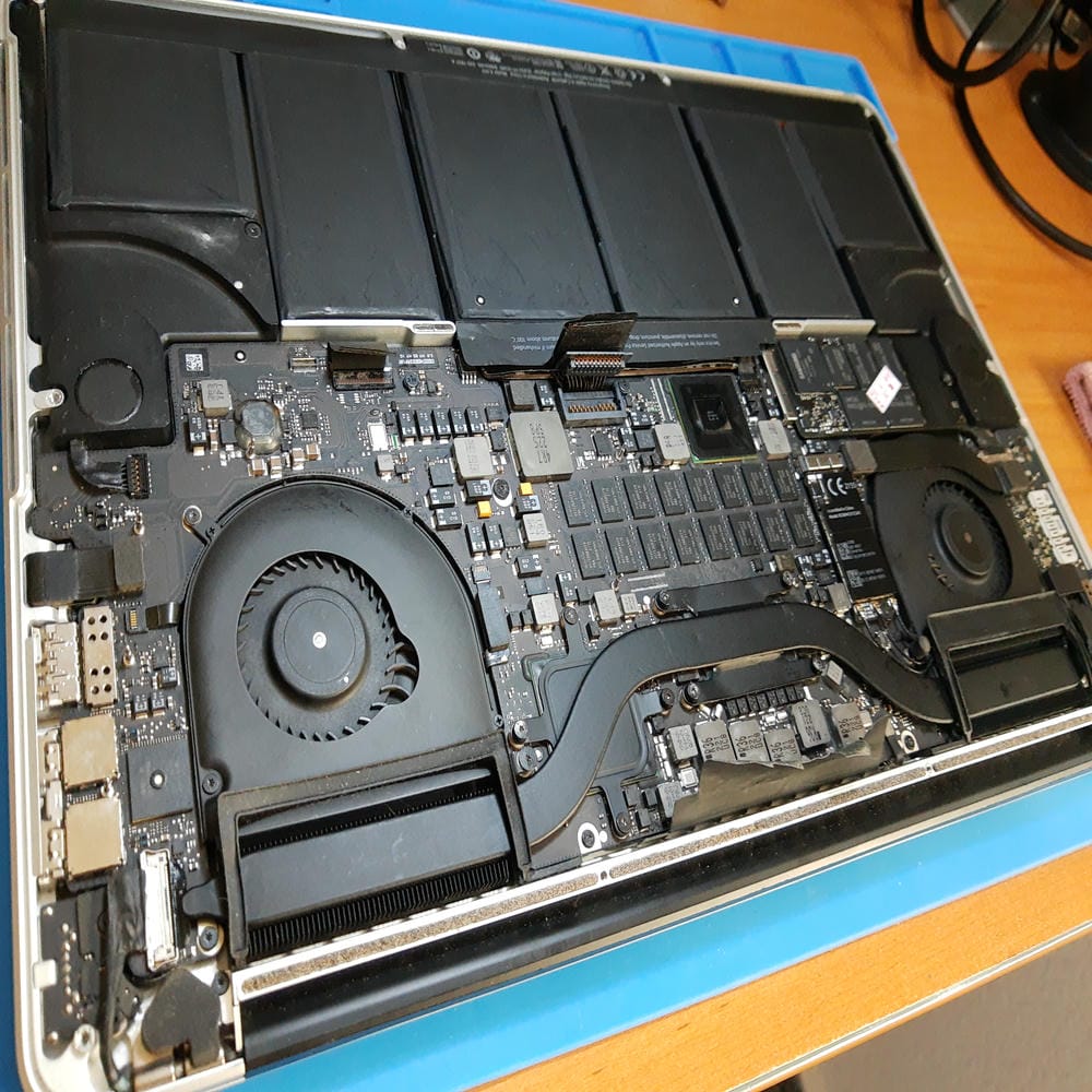 Interior del MacBook Pro A1398 con problema de pantalla negra