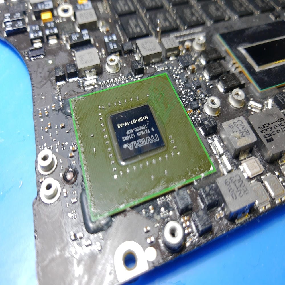 Chip gráfico NVIDIA averiado en placa base MacBook Pro A1398