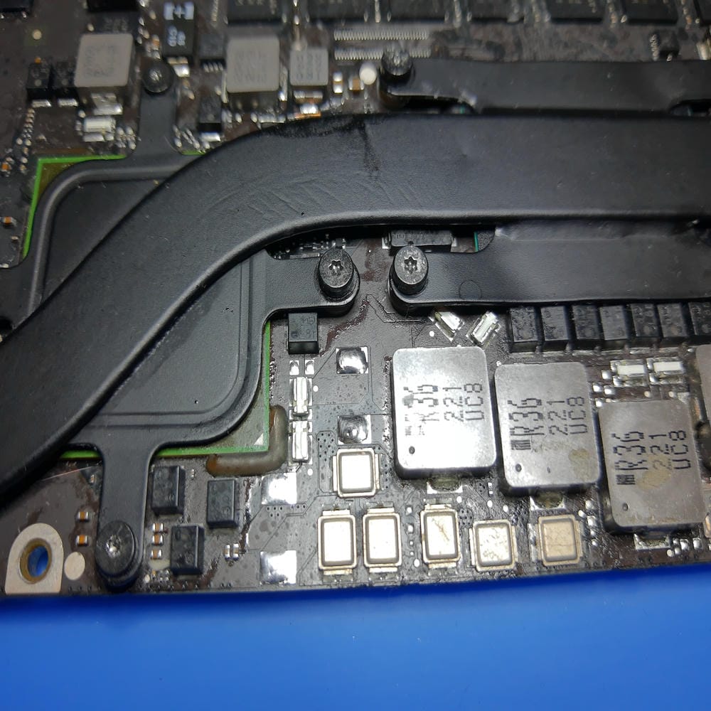 Sistema de refrigeración desmontado en MacBook Pro A1398