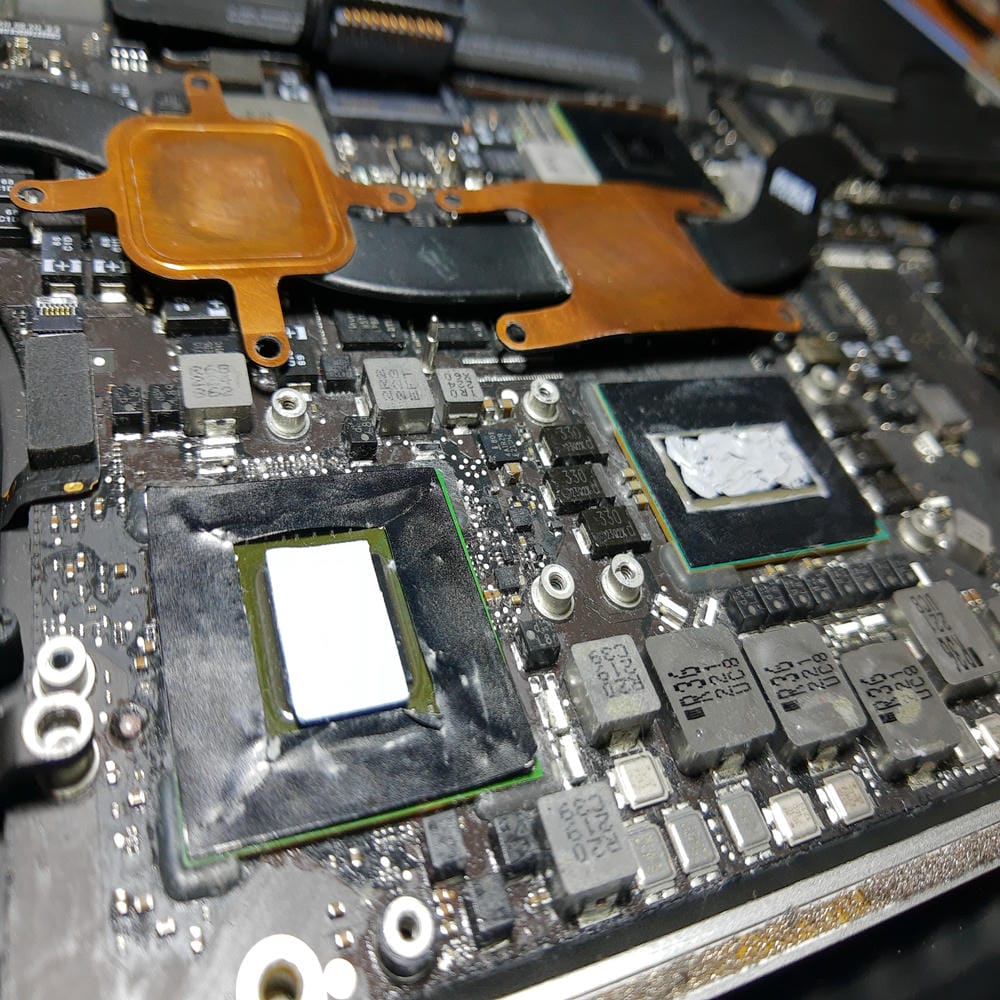 Procesador Intel y chip gráfico en placa base MacBook Pro A1398