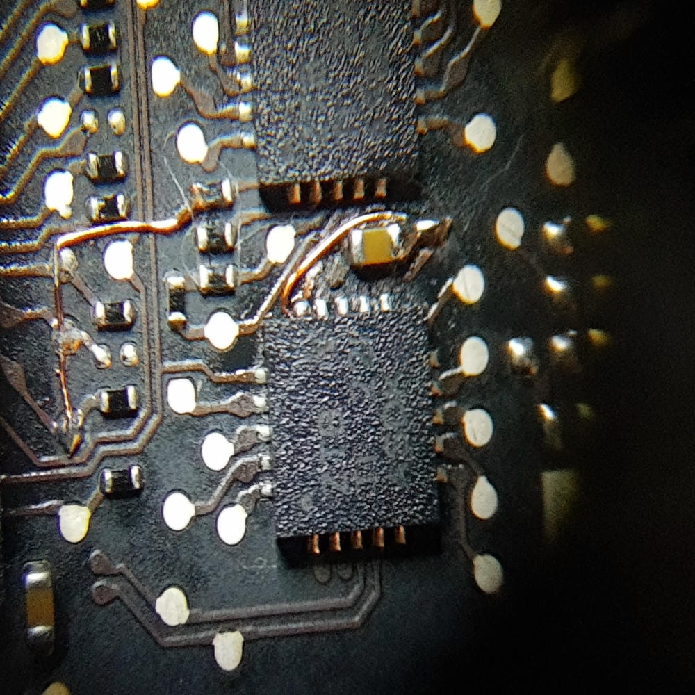 Modificación electrónica realizada en MacBook Pro A1398