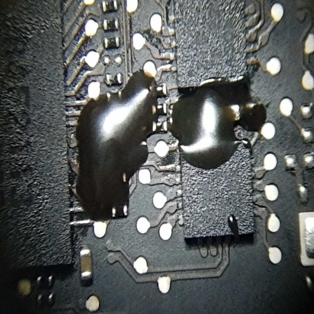 Detalle bajo microscopio de la reparación gráfica MacBook Pro A1398