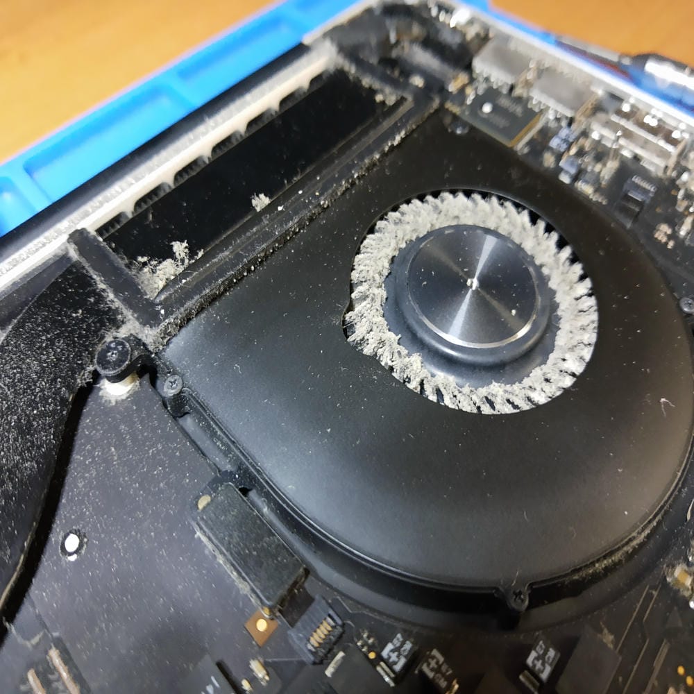 Ventilador del MacBook Pro A1398 saturado de polvo