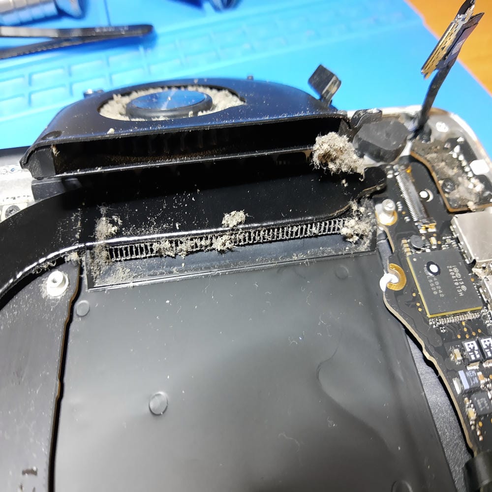 Radiador de MacBook Pro A1398 obstruido por polvo