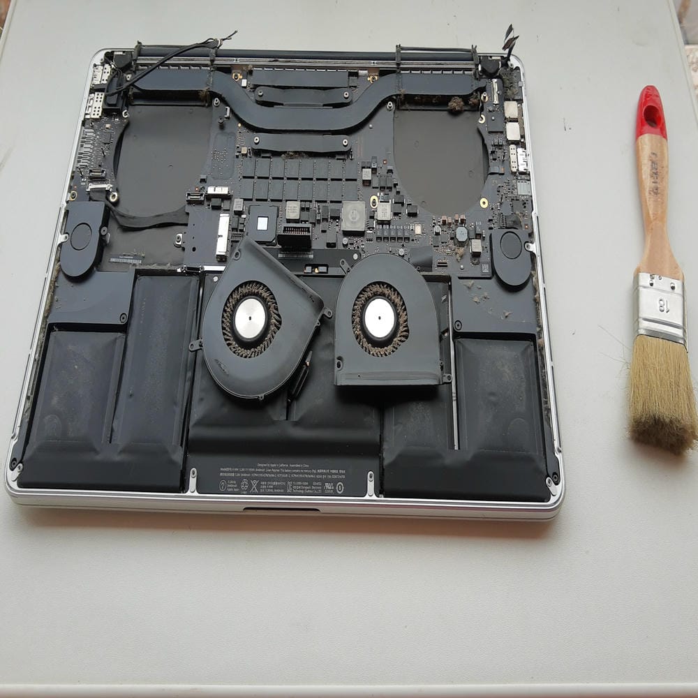Interior completo del MacBook Pro A1398 antes del mantenimiento