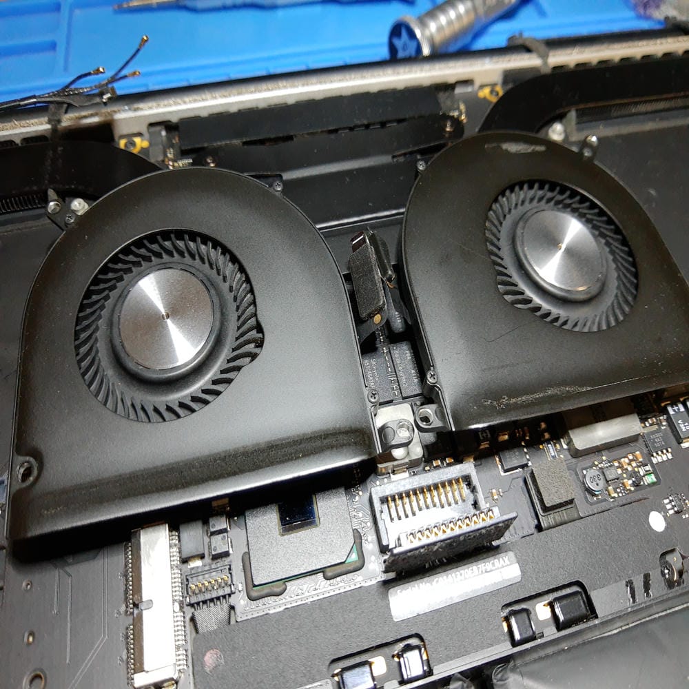 Ventiladores desmontados del MacBook Pro A1398