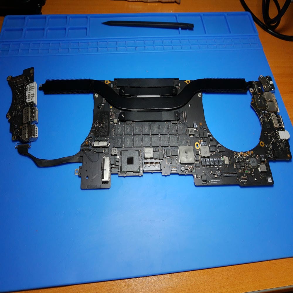 Placa base del MacBook Pro A1398 desmontada