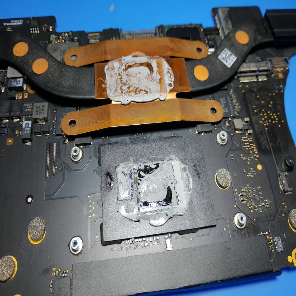 Pasta térmica antigua en procesador de MacBook Pro A1398