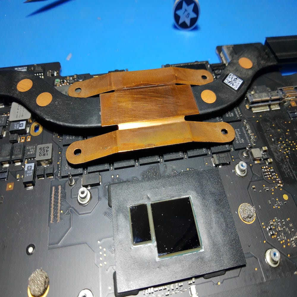 Procesador y gráfica del MacBook Pro A1398 limpios