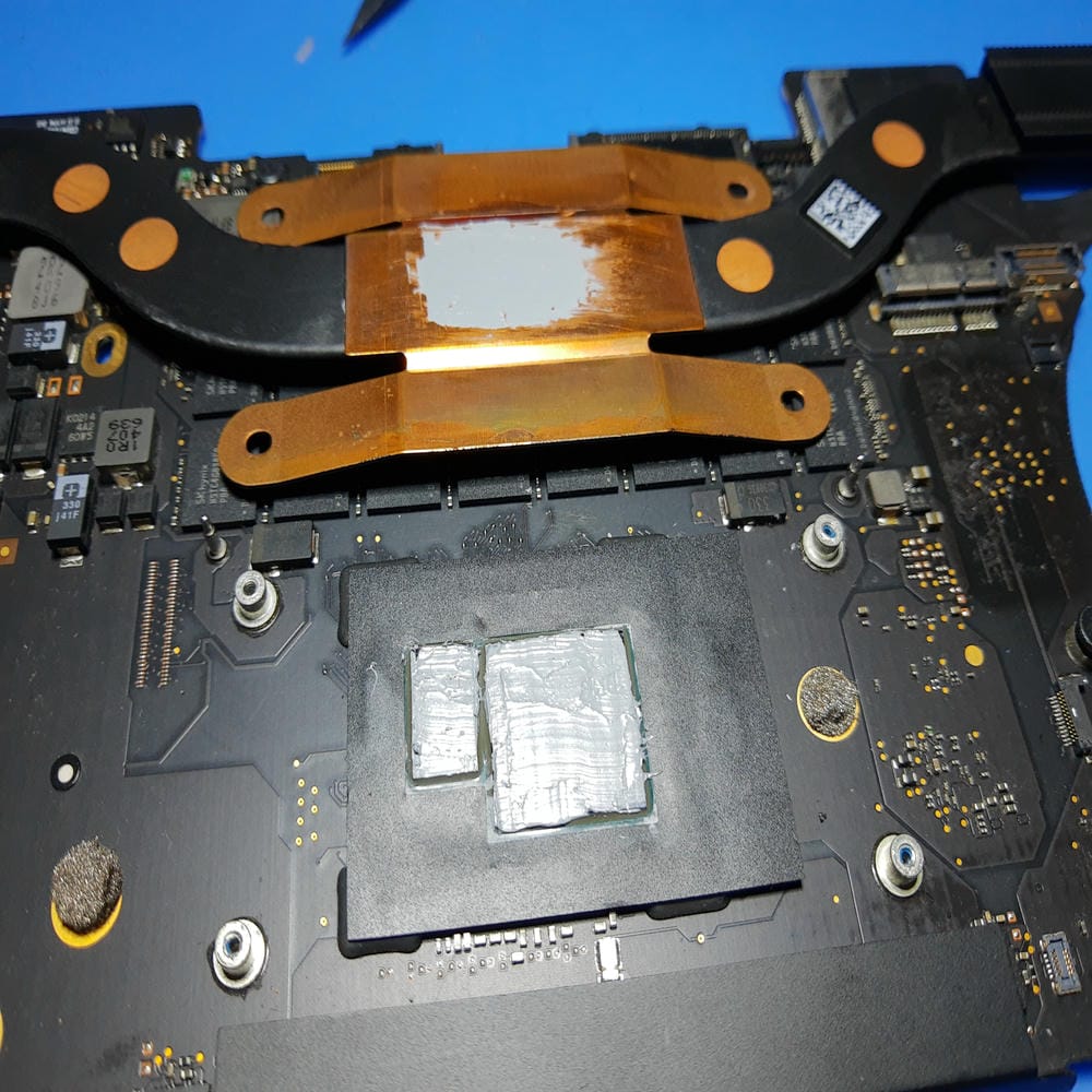 Aplicación de pasta térmica nueva en MacBook Pro A1398