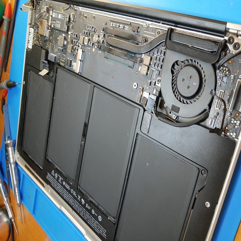 Reparación de MacBook Air A1466 con óxido en la placa base