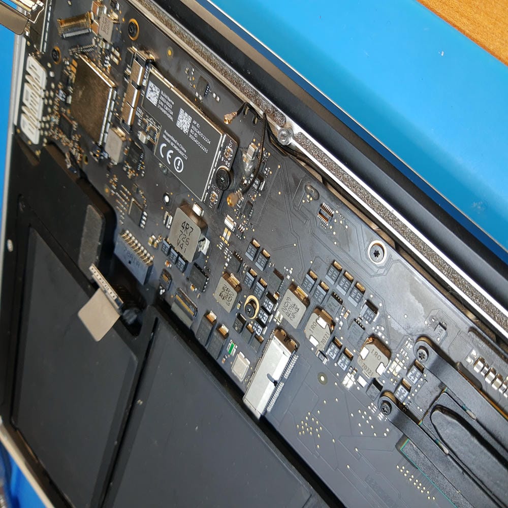 Placa base del MacBook Air A1466 durante el diagnóstico