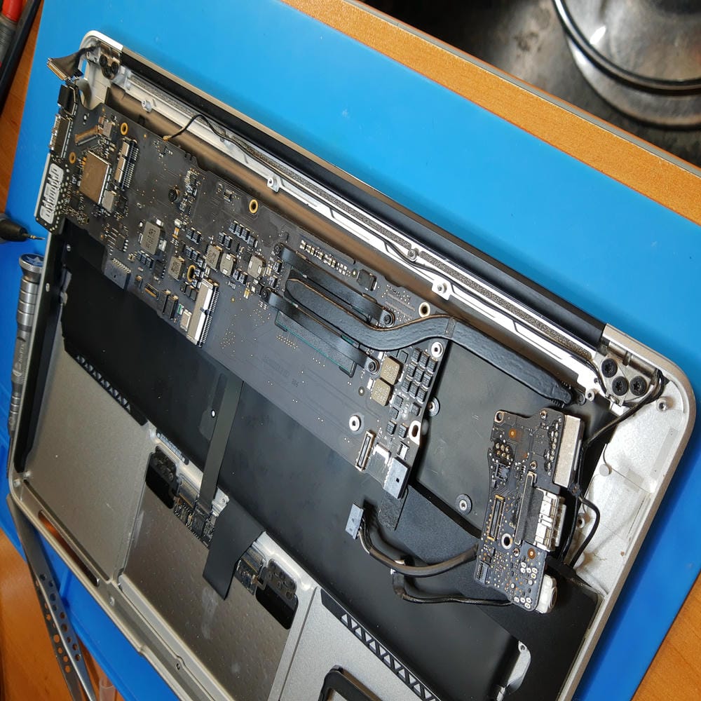 MacBook Air A1466 con batería y placa base desmontadas