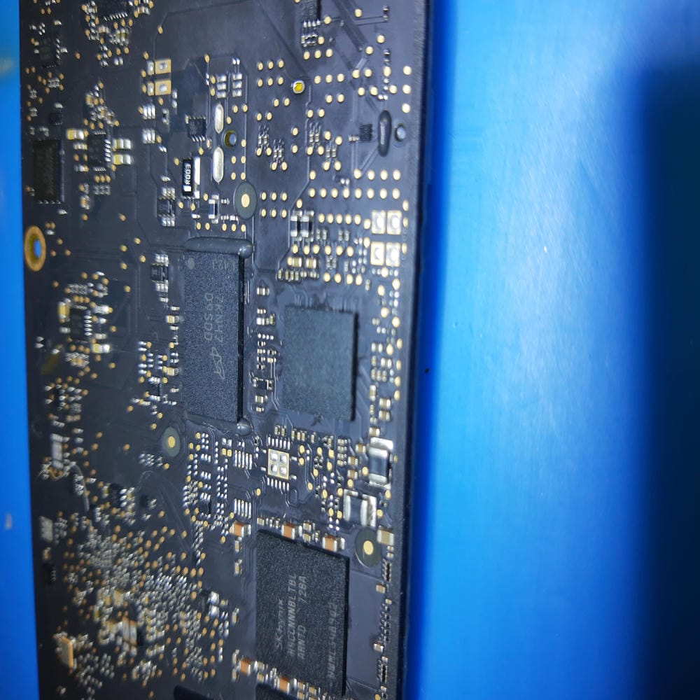 Óxido y corrosión en placa base de MacBook Air A1466