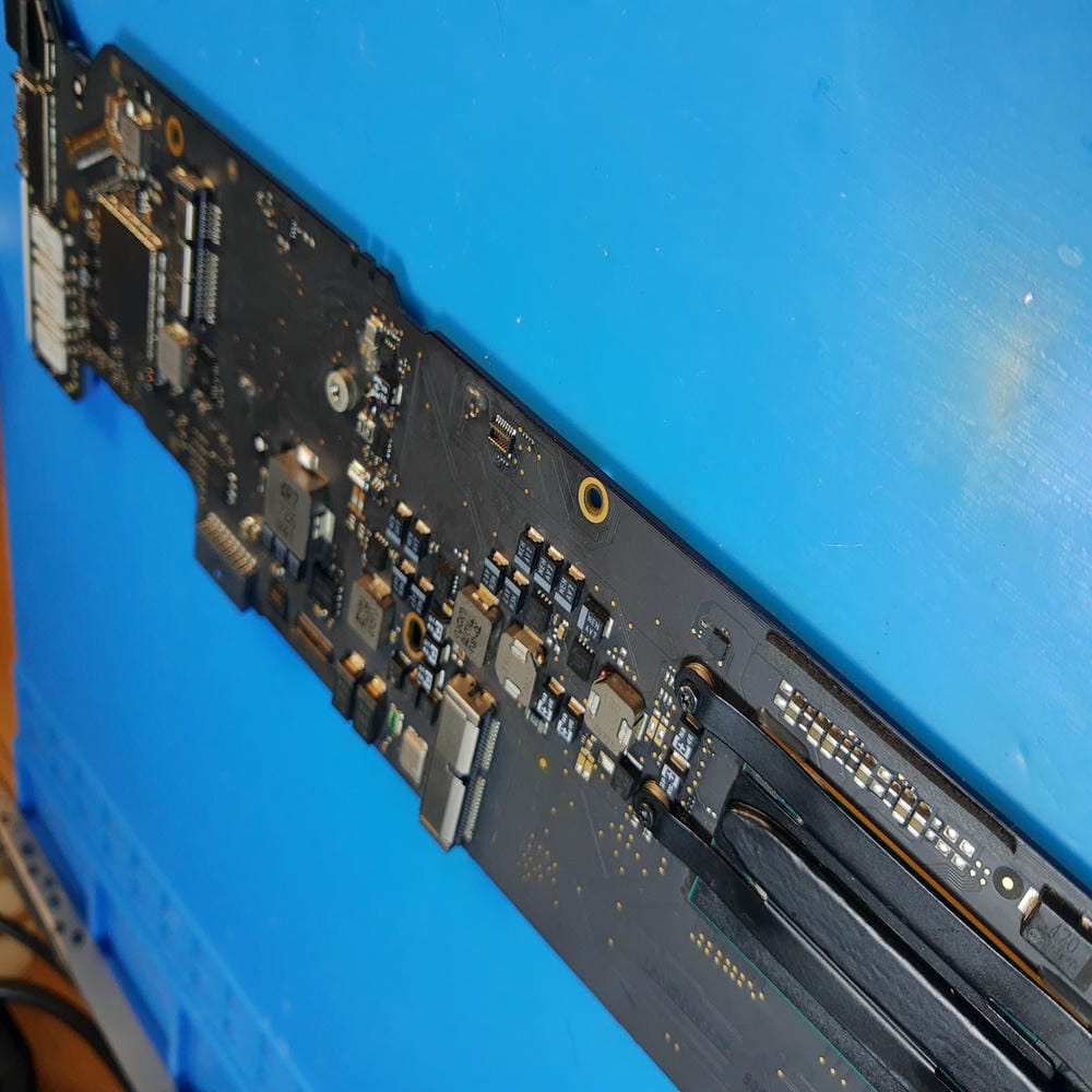 Resistencia R8153 dañada en placa base de MacBook Air A1466