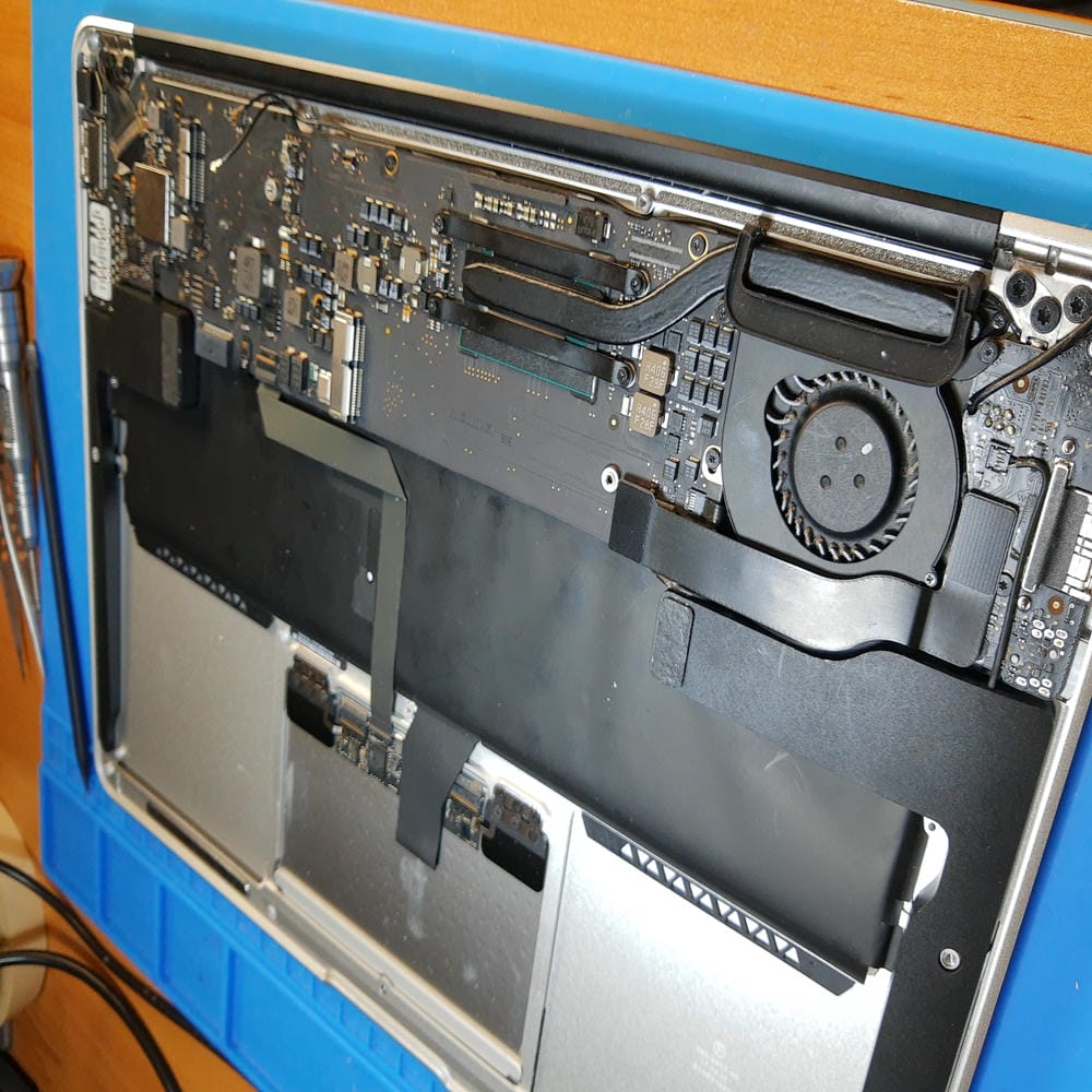 Placa base del MacBook Air A1466 después de la reparación