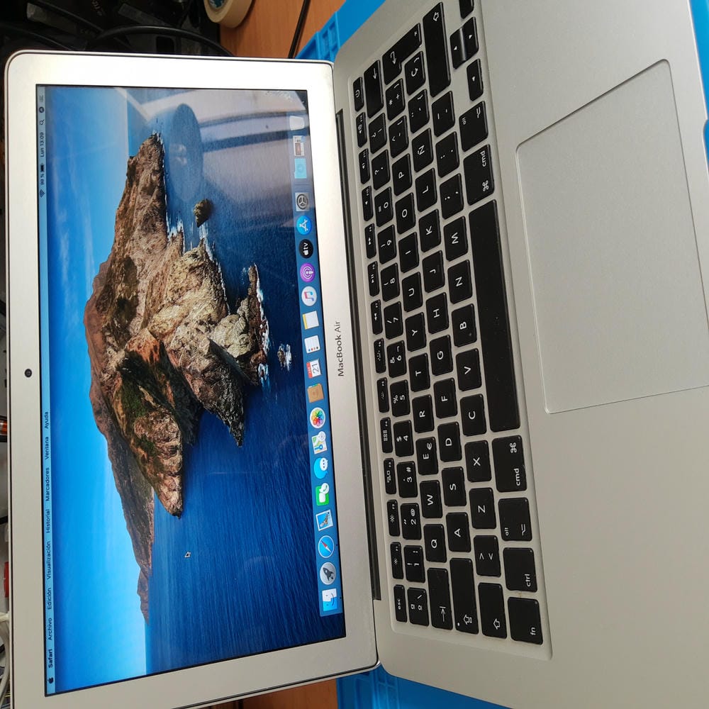MacBook Air A1466 funcionando después de reparar la placa base