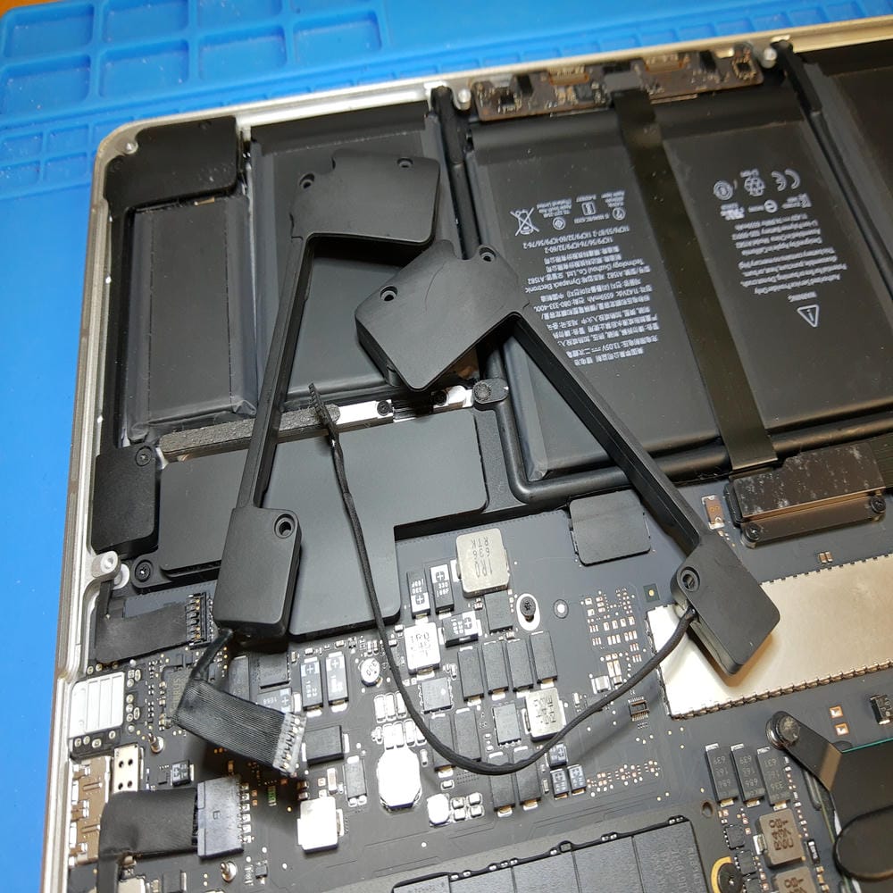 Cambio de altavoces dañados en MacBook Pro A1502