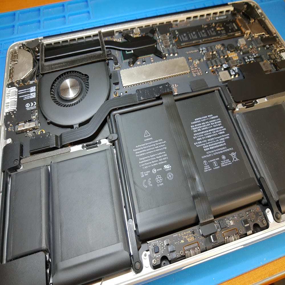 Interior completo del MacBook Pro A1502