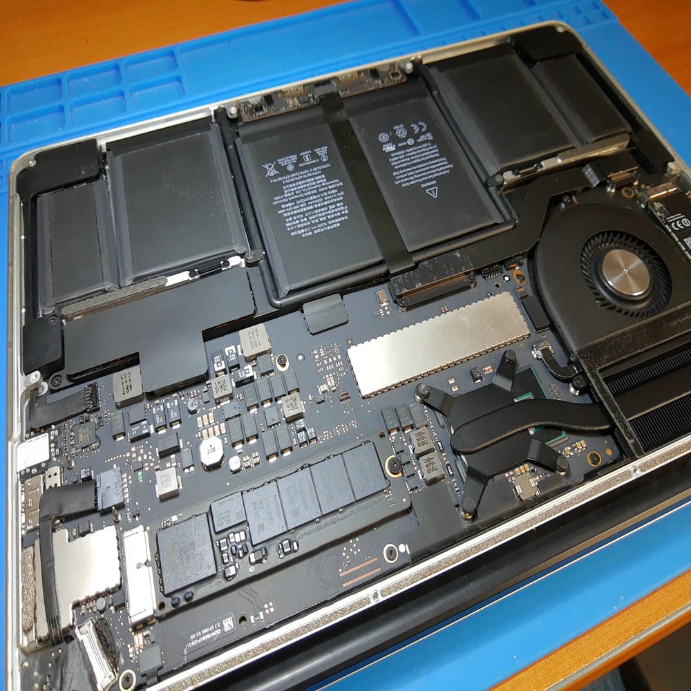 Comprobación de conectores internos del MacBook Pro A1502
