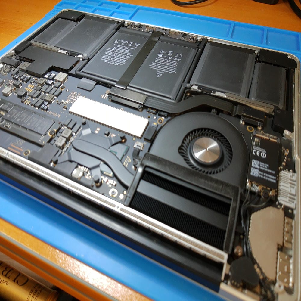 Altavoces nuevos instalados en MacBook Pro A1502