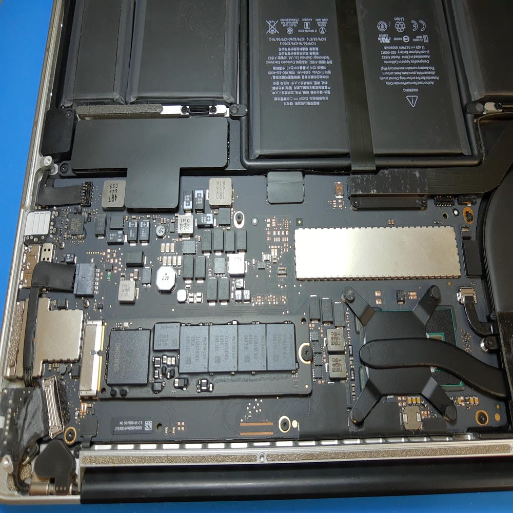 Interior del MacBook Pro A1502 después del cambio de altavoces