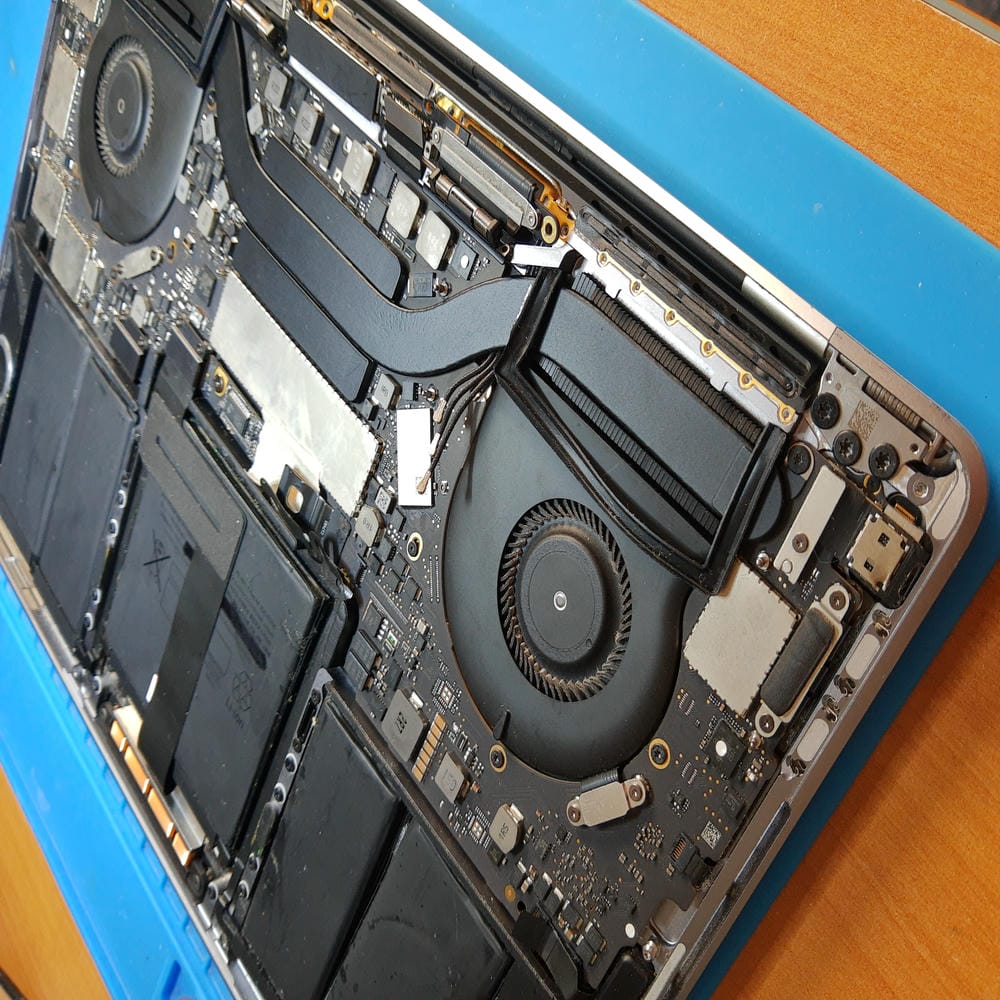 Interior del MacBook Pro A1706 durante la reparación