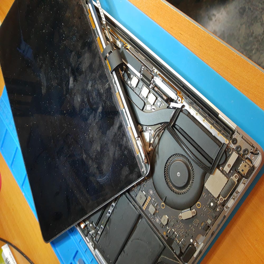 Cambio completo de pantalla en MacBook Pro A1706 enviado desde Mallorca