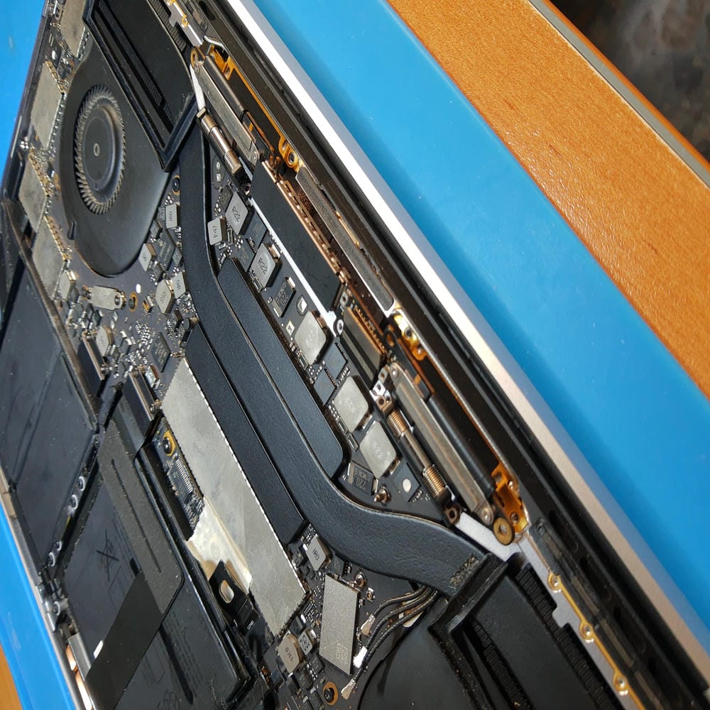 Conectores y placa base del MacBook Pro A1706