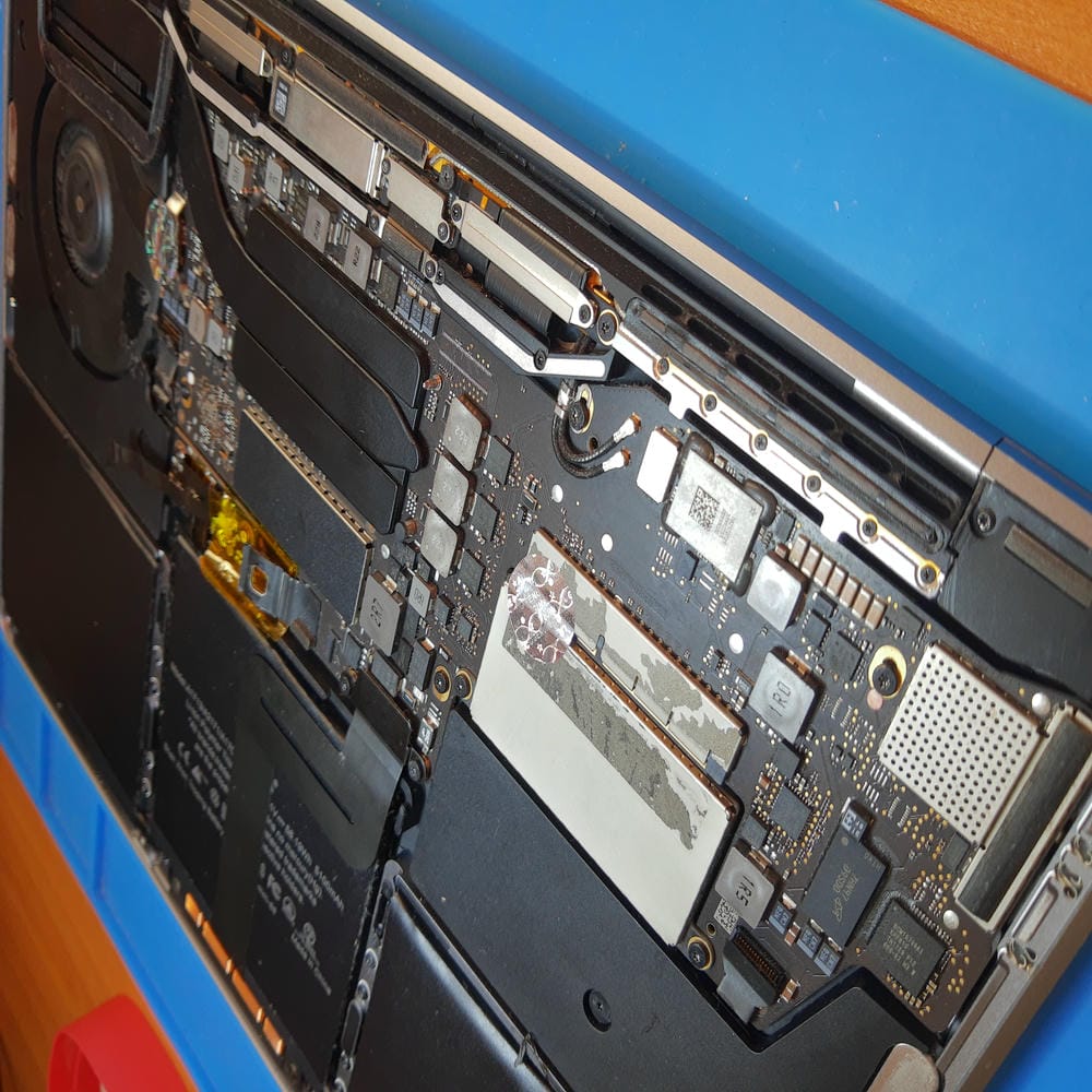 Interior de MacBook Pro A1708 enviado desde Sevilla