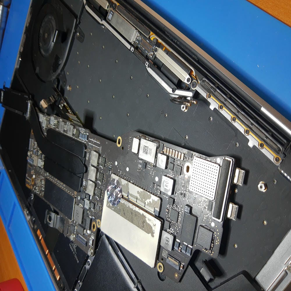 Desmontaje de placa base de MacBook Pro A1708