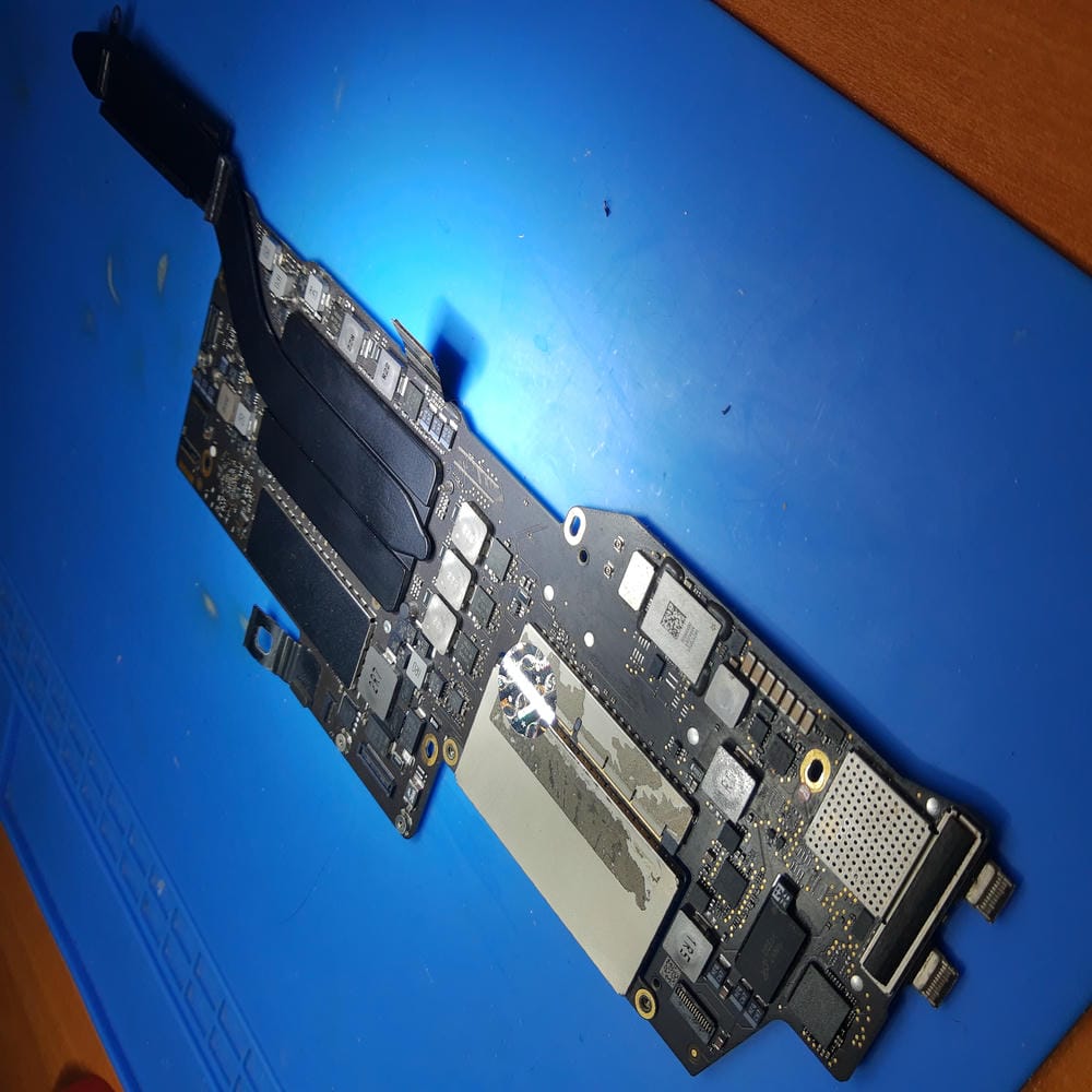 Placa base de MacBook Pro A1708 desmontada