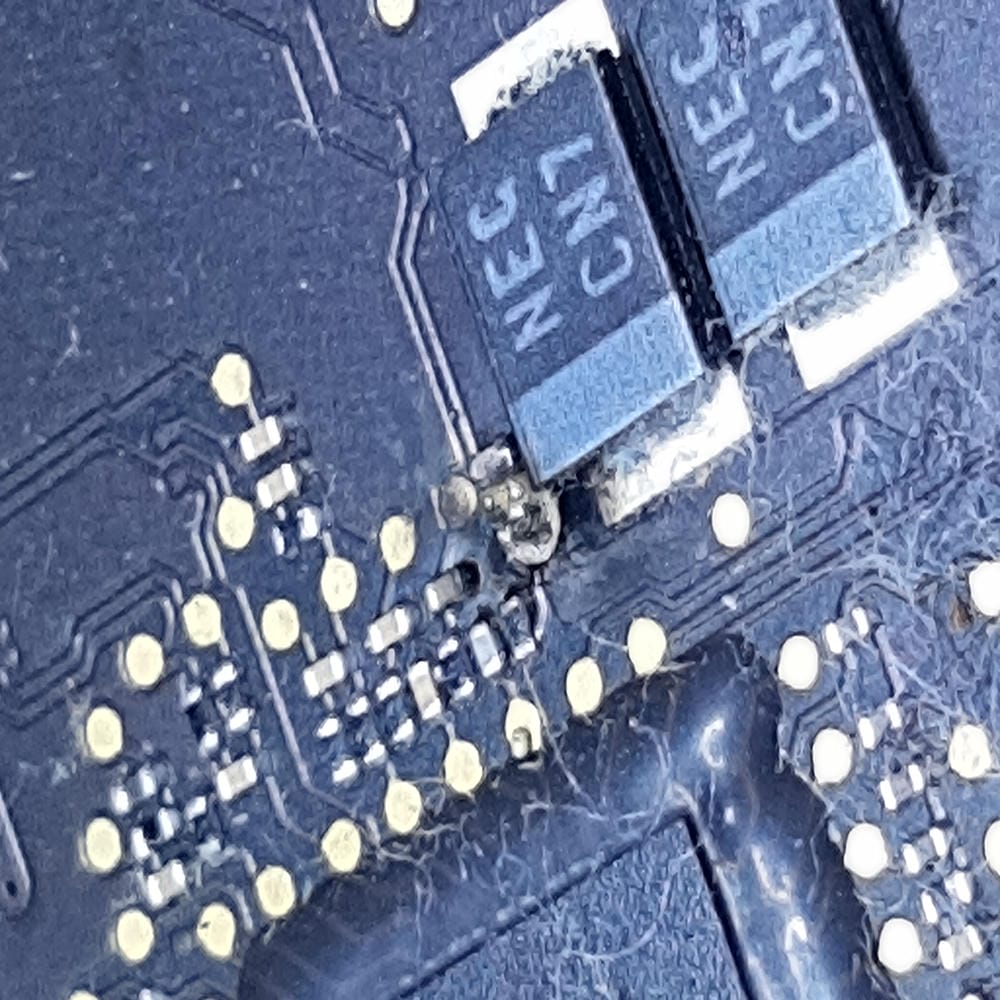 Condensador C7460 dañado en MacBook Pro A1708