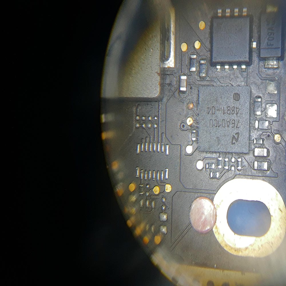 Corrosión alrededor de U8400 en MacBook Pro A1708