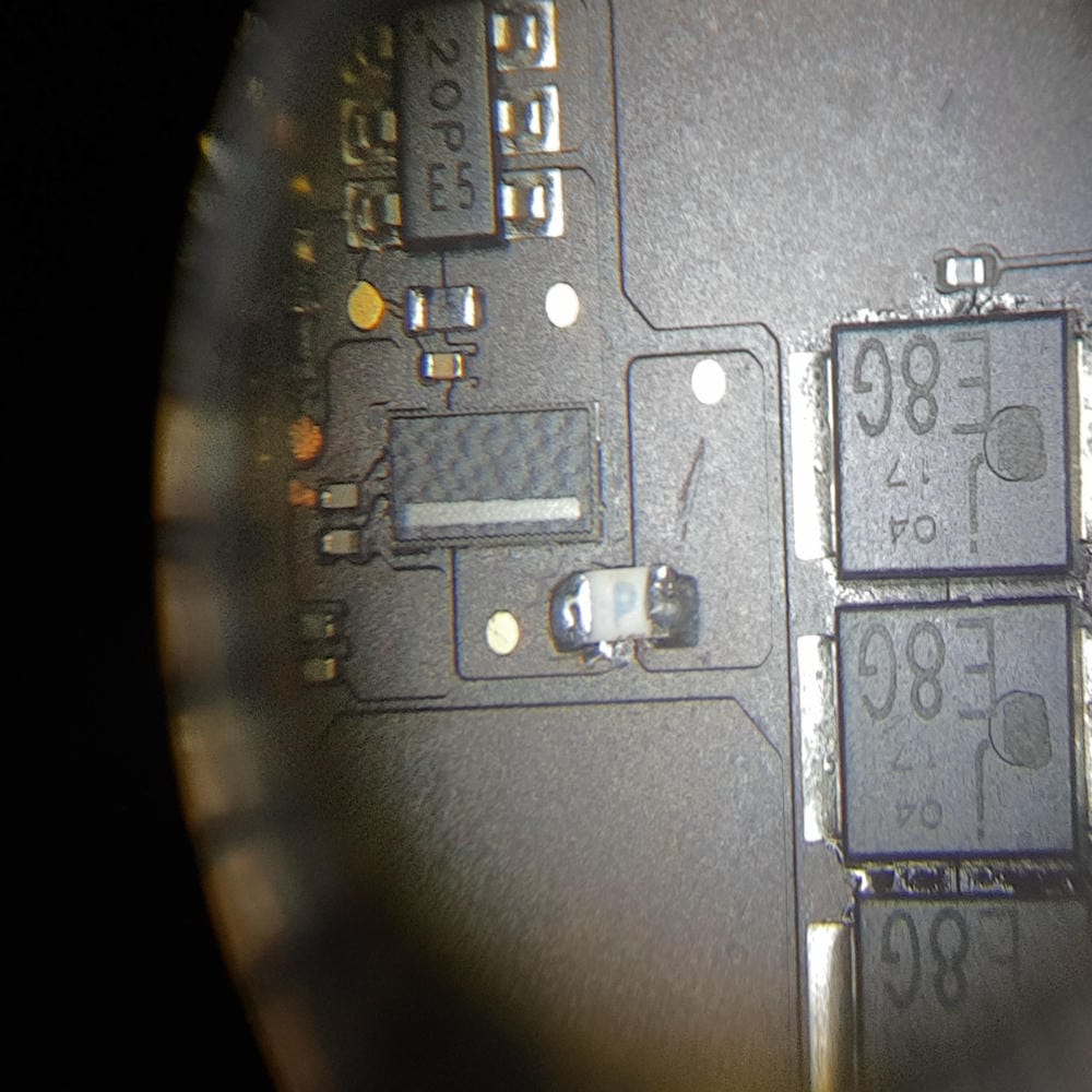 Revisión microscópica de la placa base MacBook Pro A1708