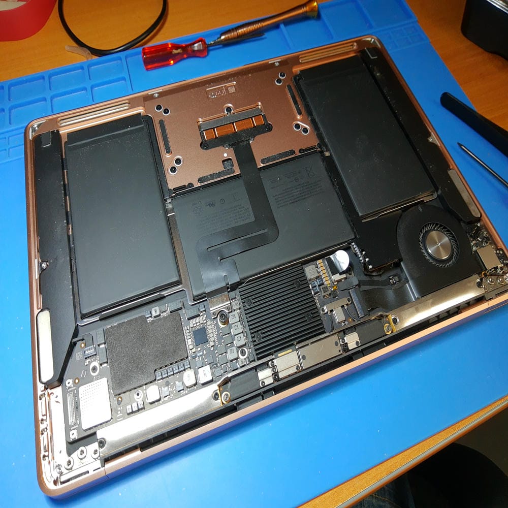 MacBook Air A1932 que no encendía por daños en los puertos USB-C