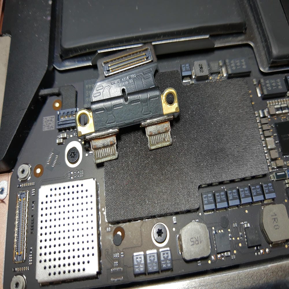 Puertos USB-C dañados por humedad en MacBook Air A1932