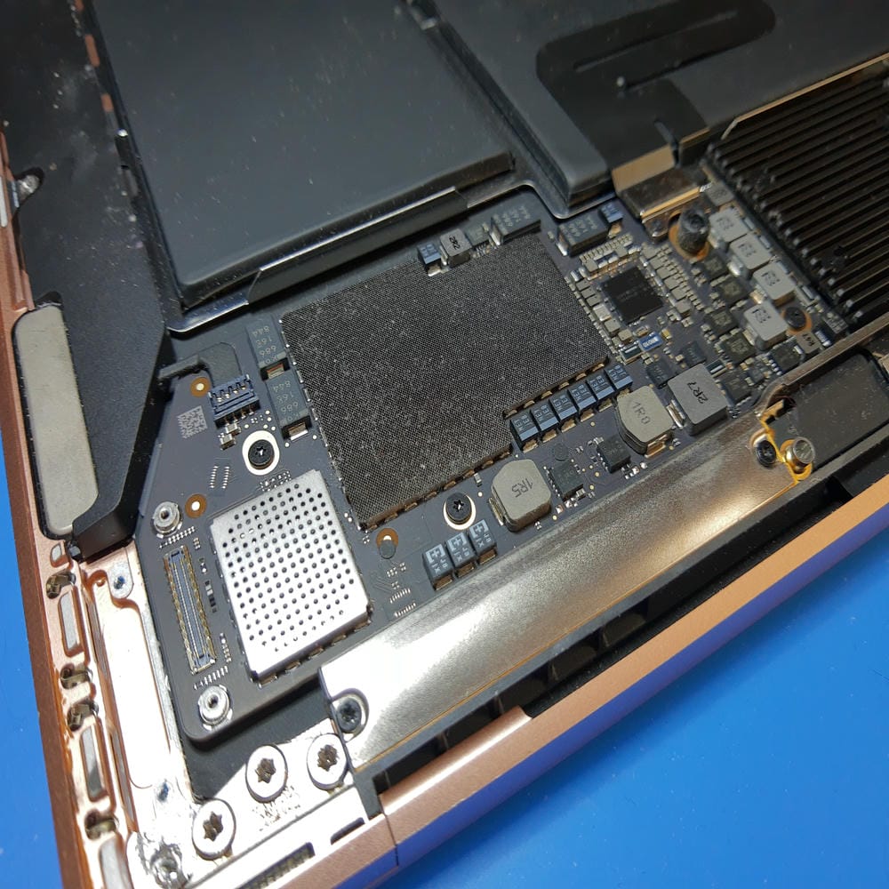 Placa base del MacBook Air A1932 antes de ser desmontada