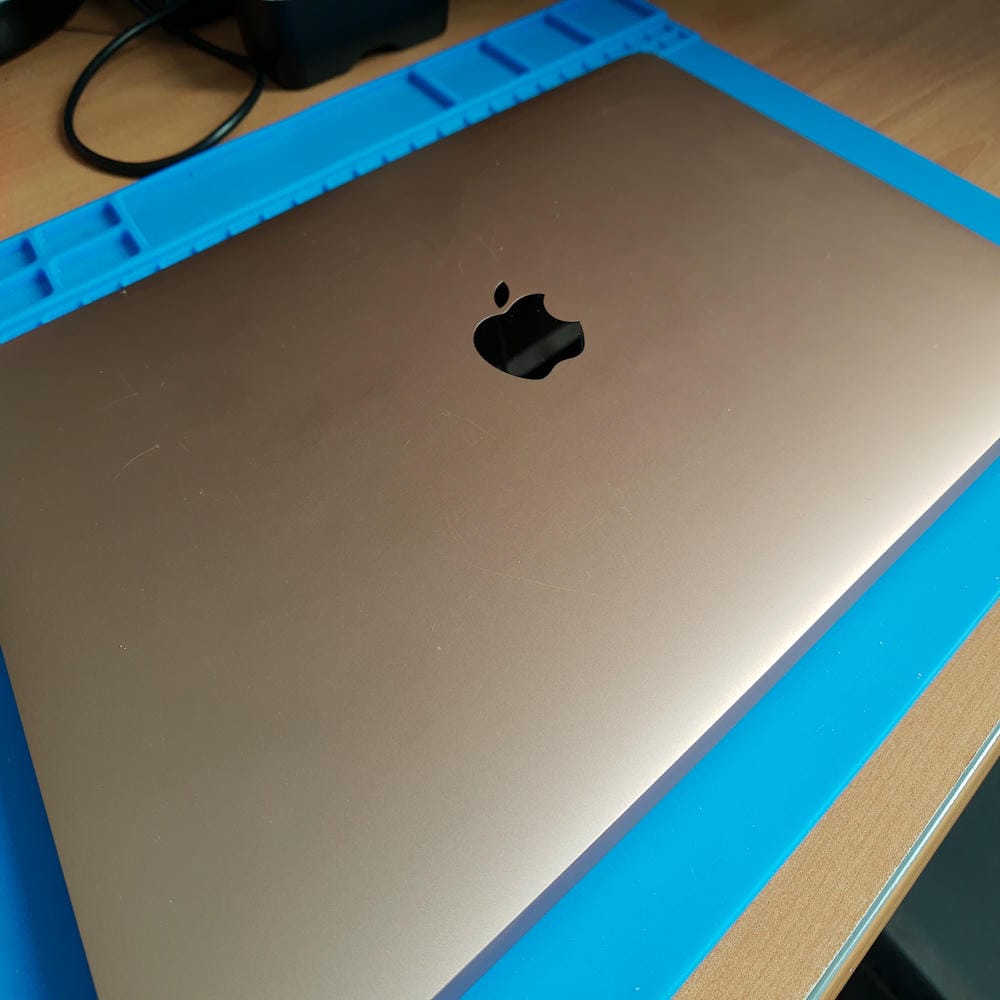 MacBook Air A1932 cerrado después de reparar los puertos USB-C
