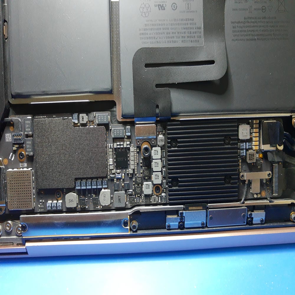 Placa base y puertos USB-C montados en MacBook Air A1932