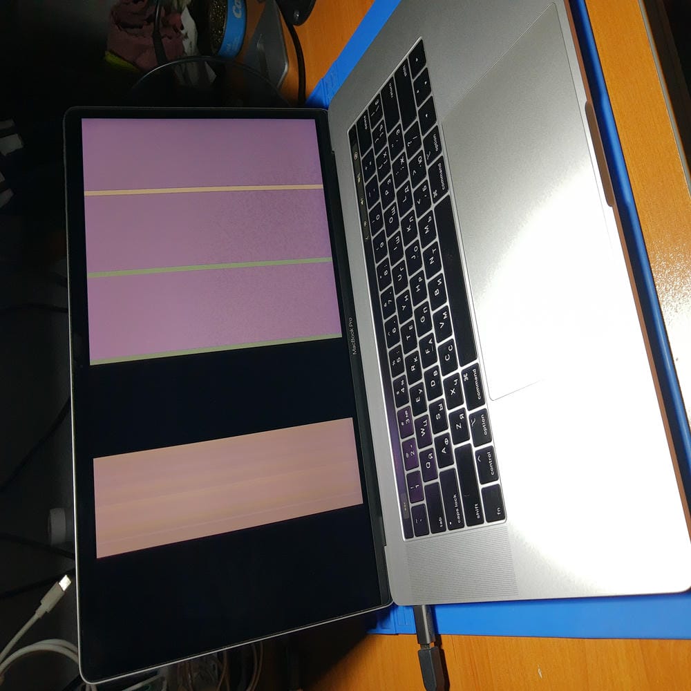 MacBook Pro A1990 con líneas en pantalla reparado sin cambiarla