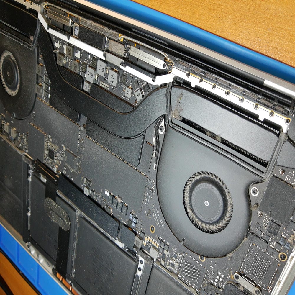 Interior del MacBook Pro A1990 durante el diagnóstico de pantalla