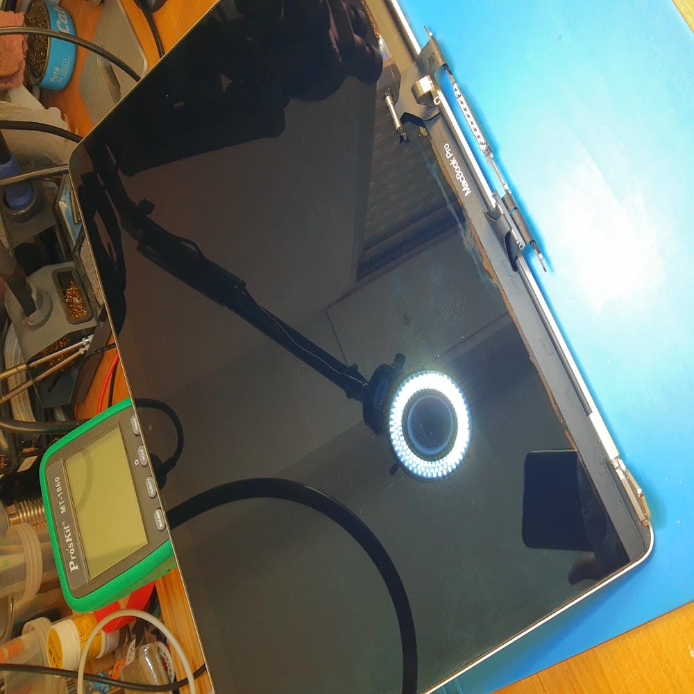 Pantalla de MacBook Pro A1990 desmontada para reparar el flex de vídeo