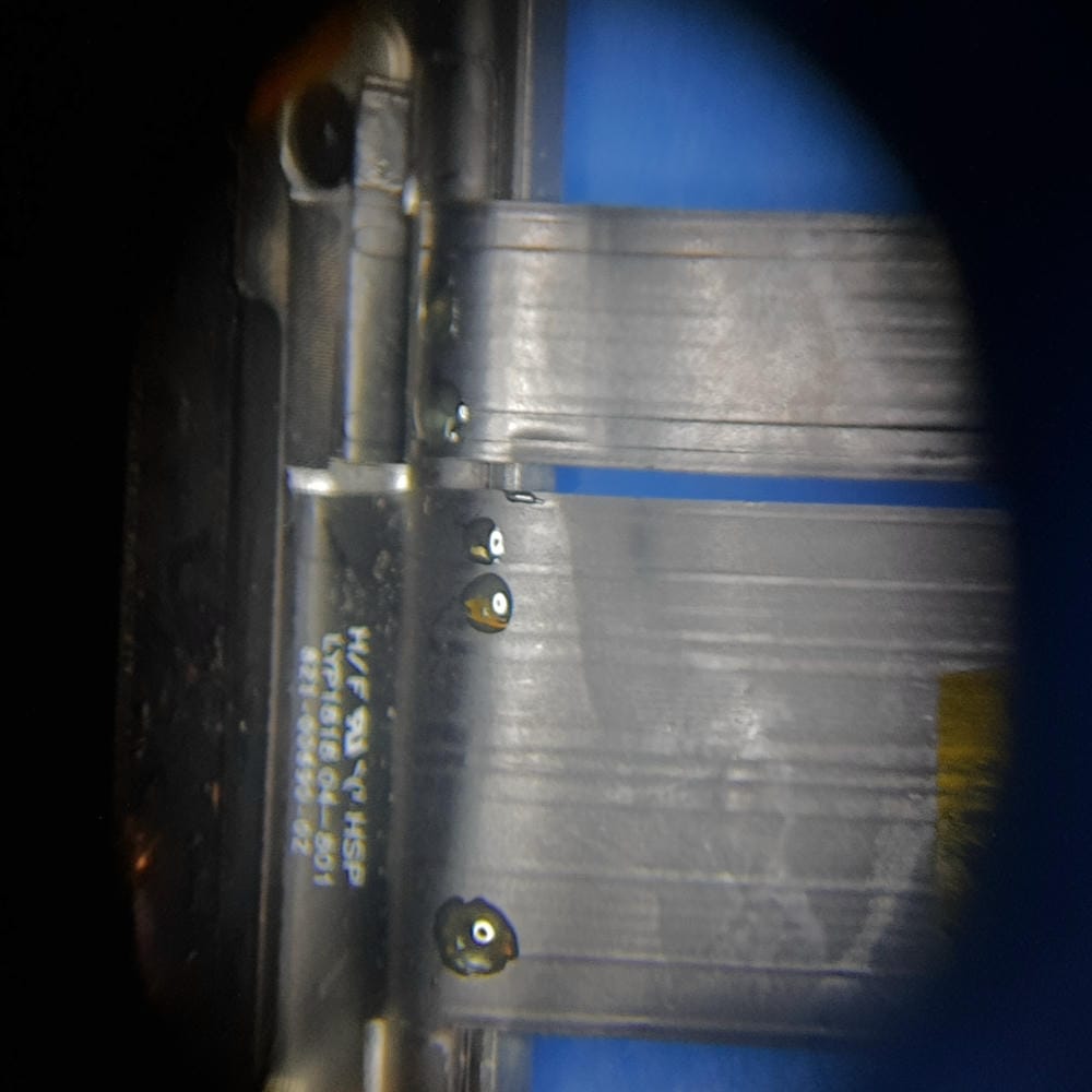 Microsoldadura de líneas de datos en flex de pantalla MacBook Pro A1990