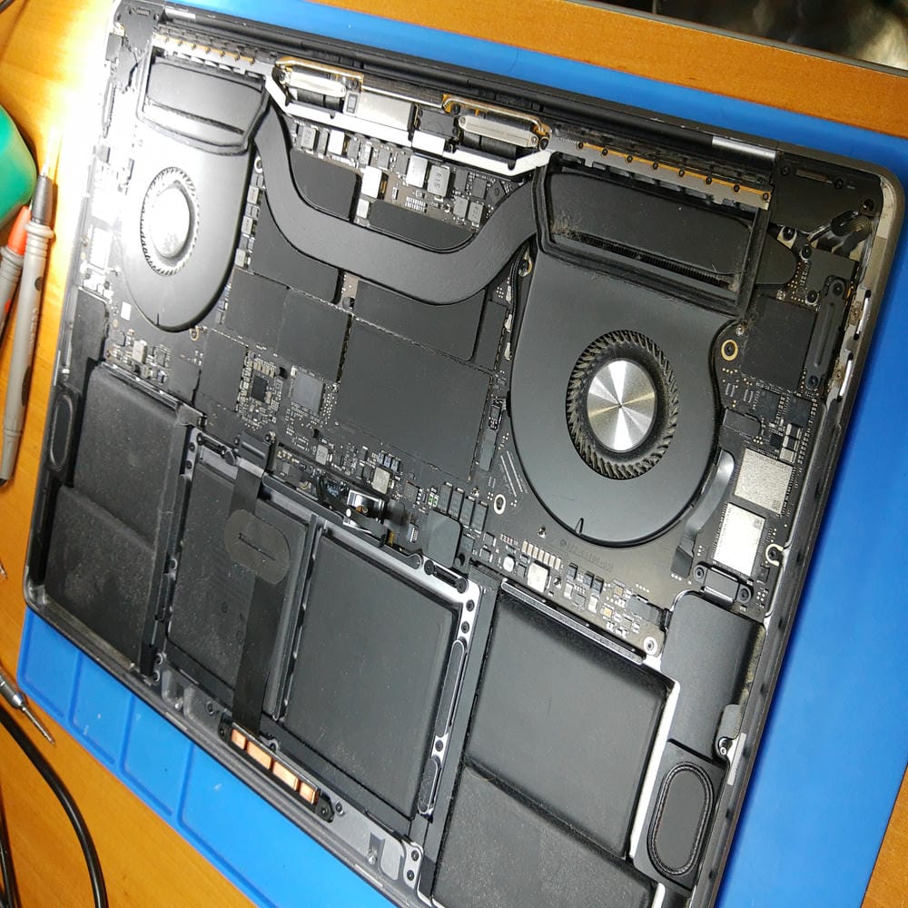 Interior de MacBook Pro A2141 que no encendía