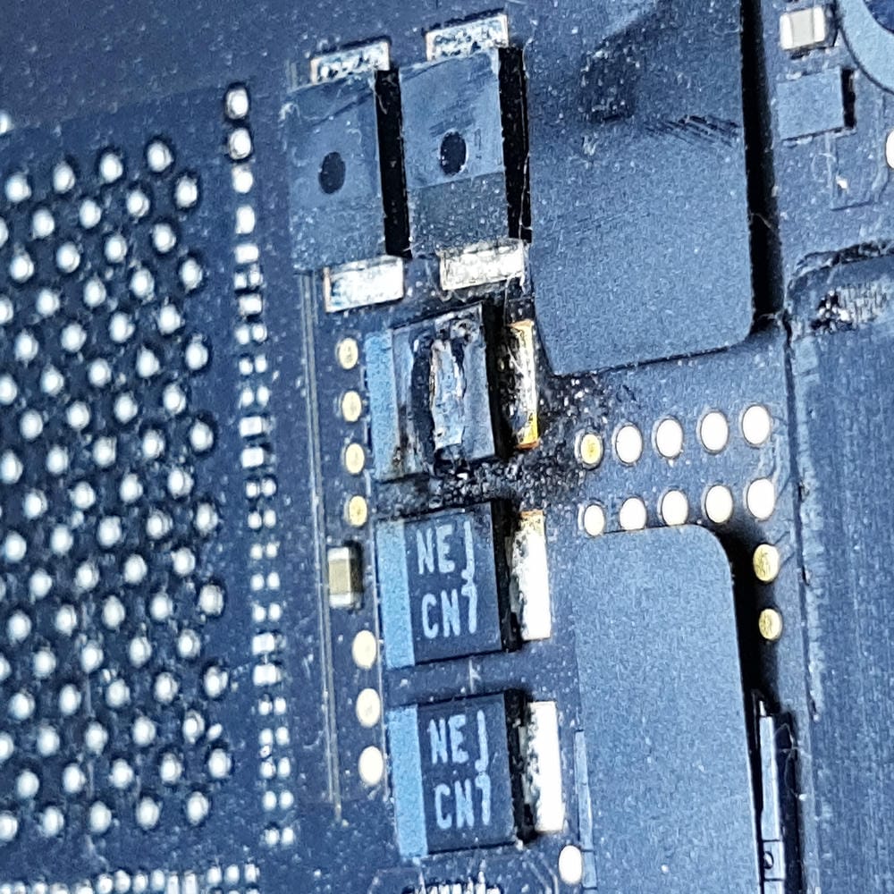 Condensador CB703 quemado en placa base MacBook Pro A2141