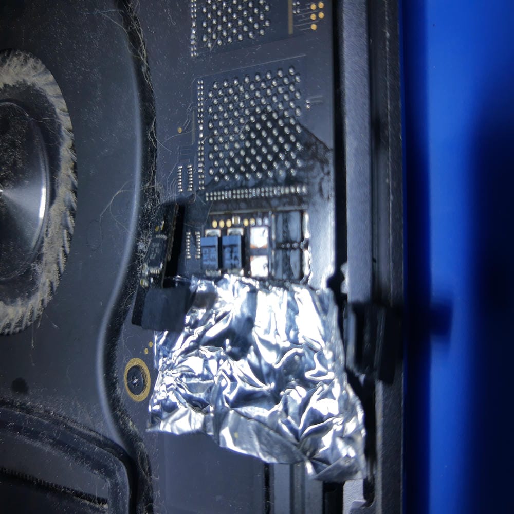 Condensador CB703 retirado de MacBook Pro A2141