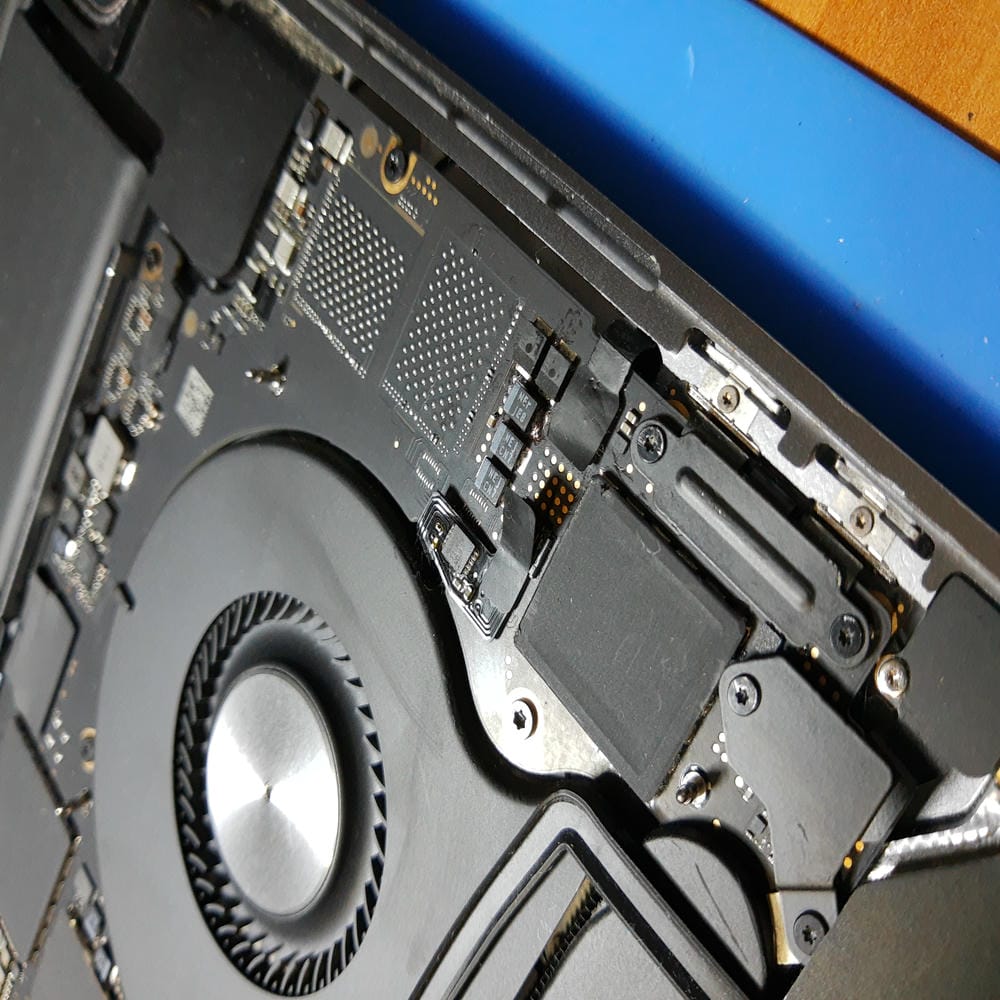 Sustitución del condensador CB703 en MacBook Pro A2141